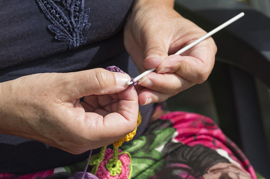 Free Crochet Mini Rose with Stem – DIY Pattern